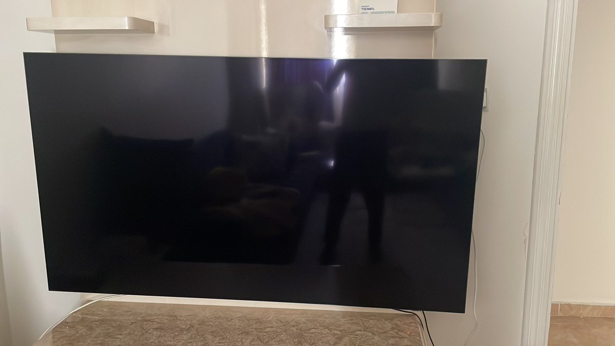 cokpardon's tweet photo. @SamsungTurkiye  yeni aldığım oled tv nin arka kapağı bu şekilde oynuyor yerine oturmamış gibi ayrıca servisin montaj kalitesine bakın Tv yi eğri montajlayıp gittiler https://t.co/taAhZEGG1j