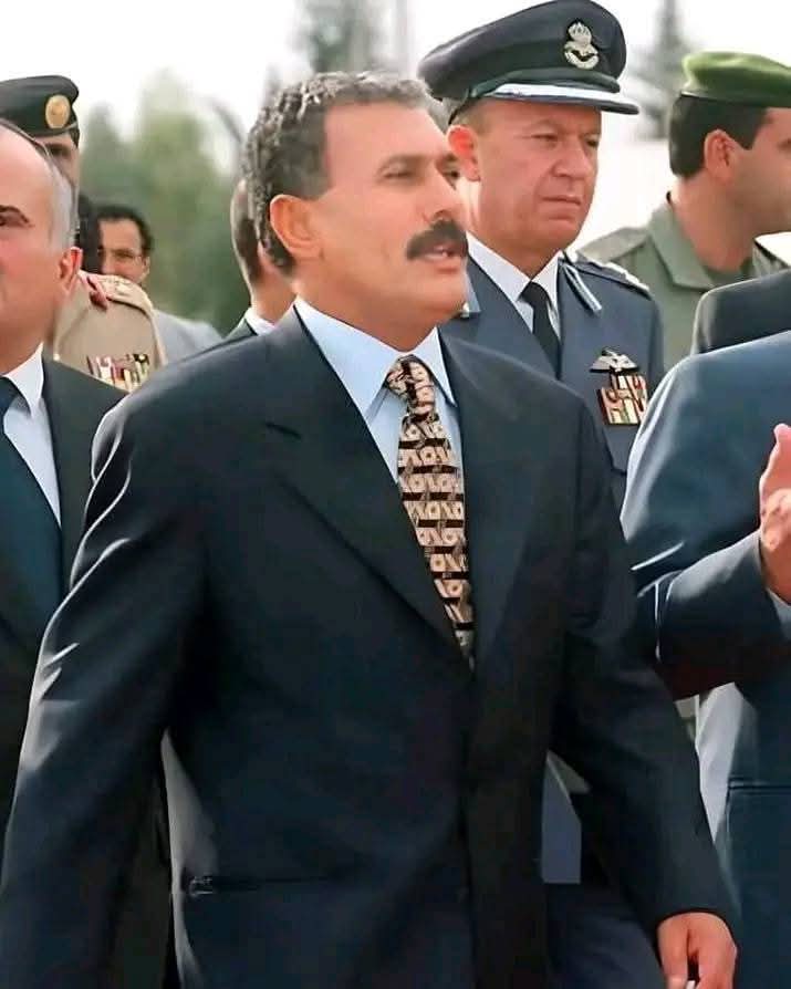 علي عبدالله صالح... اسمٌ لا يُمحى، وتاريخٌ لا يُزور، ورايةٌ لا تُنكّس.
نم قرير العين أيها الزعيم... فقد أنجبت مدرستك رجالًا لا يركعون، وجيلًا لا يخون، وثورة لن تخمد.
#الزعيم_الخالِد
#مدرسة_علي_عبدالله_صالح
#ثورة_2_ديسمبر_مستمرة
#مستمرون_والعهد_صنعاء