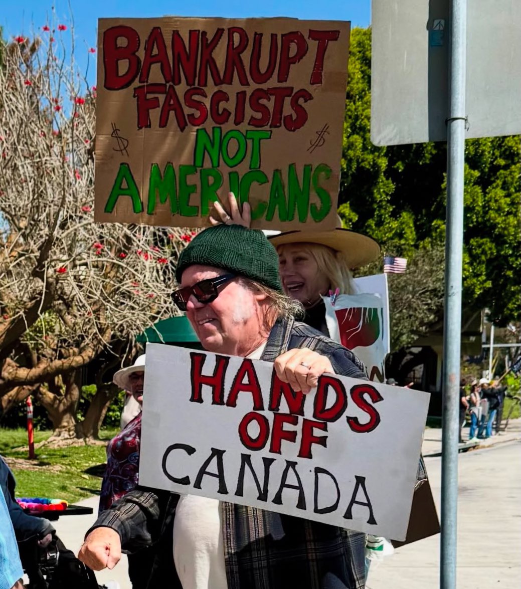 Yaaaaaassss!!!

Neil Young and Daryl Hannah showed up to the protest in Ventura, California!

Love the “hands off Canada” sign from Neil!