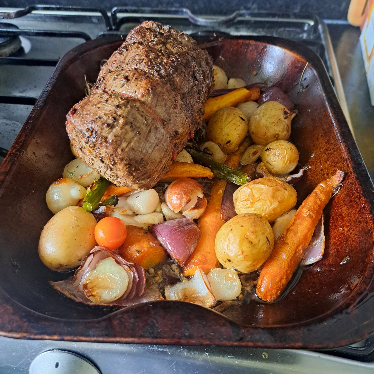 wolveydarlopete's tweet photo. Meal 1 from my easter order, the best steak I have ever cooked. Chateaubriand from @campbellsonline served with roasted root vegetables with garlic and thyme and a #jamesmartim red wine gravy recipe.
#cookwiththefinest https://t.co/eDipFXsSW8