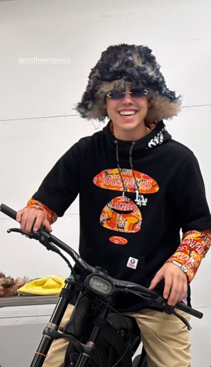 Justin Bieber shared photos of Matthew Espinosa and Eddie Benjamin on  Instagram., image size:690x1200