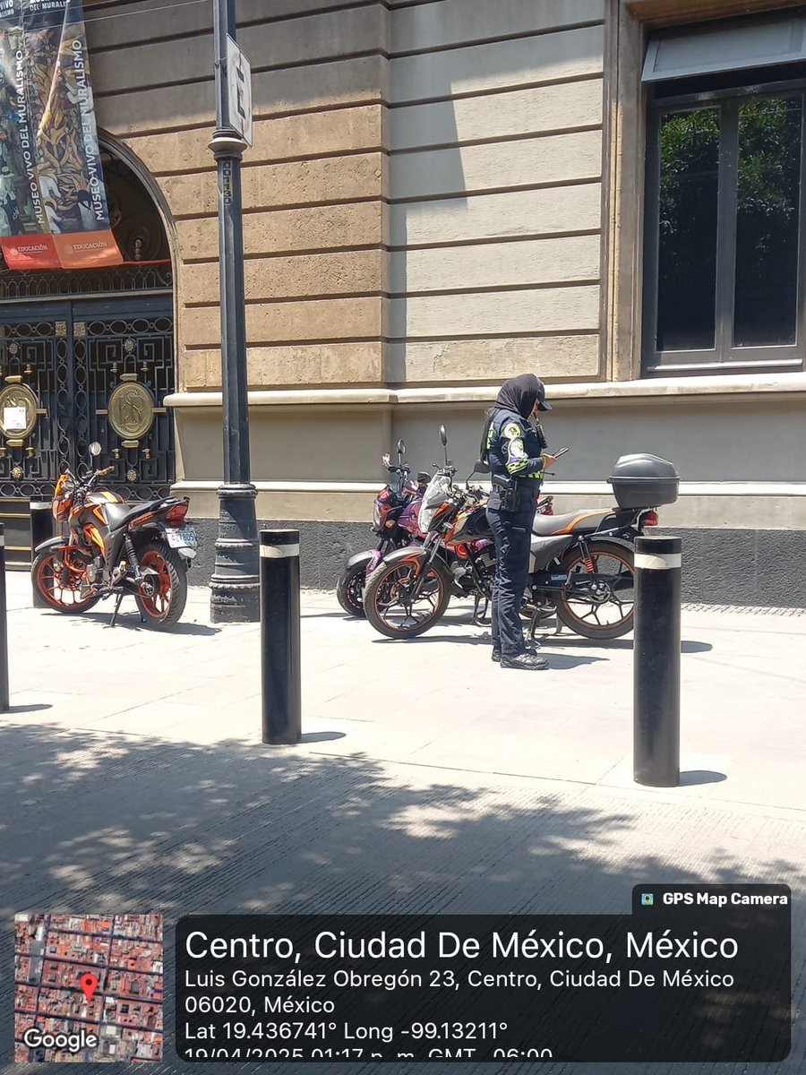 UCS_GCDMX's tweet photo. @moon_see @OVIALCDMX @AlcCuauhtemocMx En atención a su reporte acudió Policía de #TransitoGCDMX, al arribar al lugar se realiza la sanción correspondiente conforme al Reglamento de Tránsito, se implementa dispositivo de seguridad. https://t.co/s3v3fly2N6