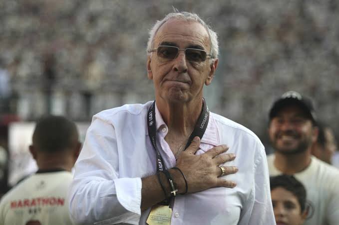 Gustavo_p4's tweet photo. Jorge Fossati es el elegido para ser el nuevo DT de Universitario. Restan pequeños detalles para que todo se pueda cerrar formalmente. La idea es que el acuerdo sea hasta diciembre del presente año. https://t.co/4wwJzMewnC