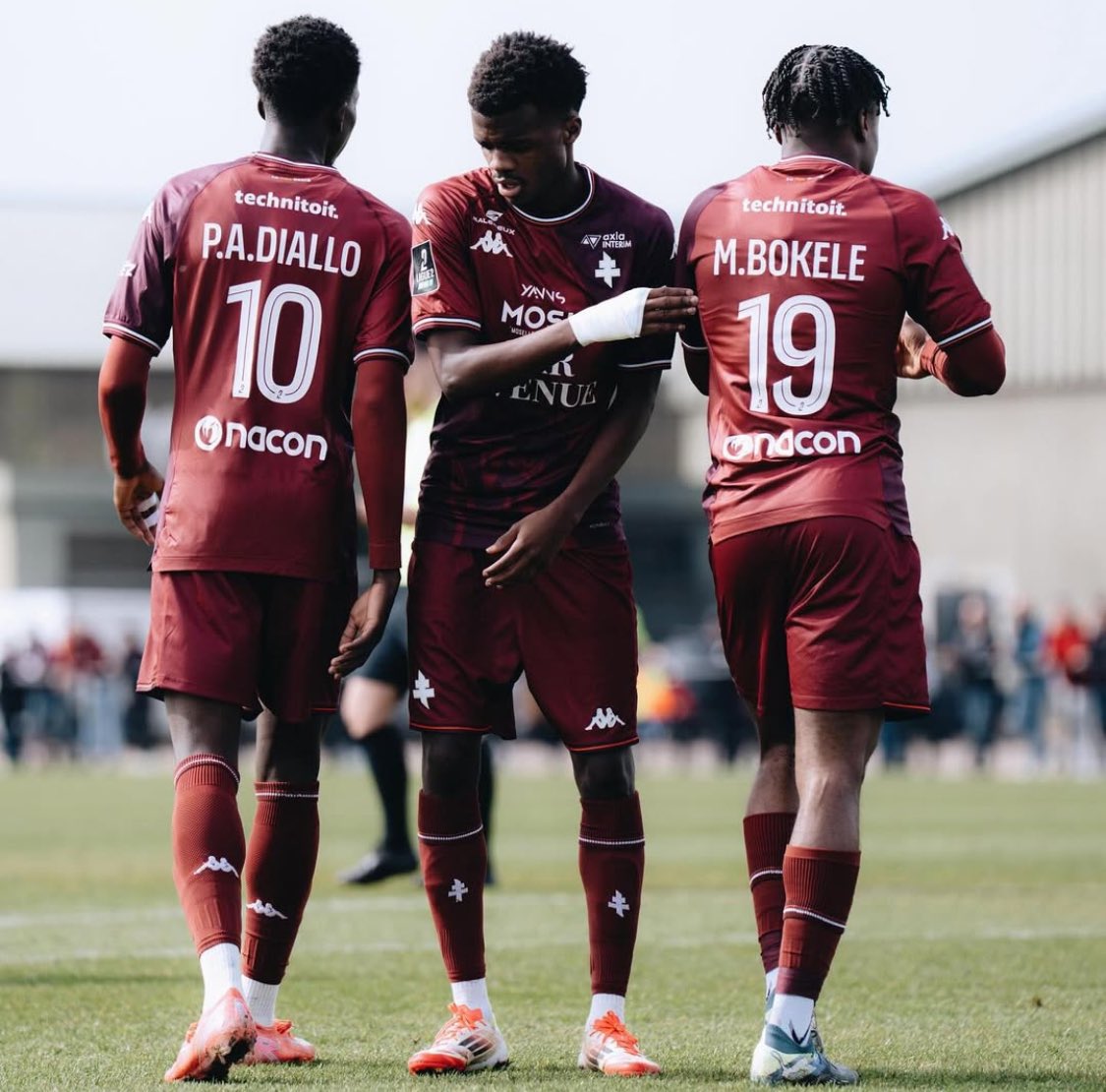 AichouWaly's tweet photo. Le FC Metz accroché à domicile par le Red Star (2-2), rate une belle occasion de valider la montée directe en Ligue 1.
Malgré un but d’Idrissa Guéye, les Grenats devront encore patienter.
3 matchs restants, interdiction de craquer !
#FCMetz #Ligue2 #Montée #IdrissaGuéye #Grenats https://t.co/pigW4dyfyJ