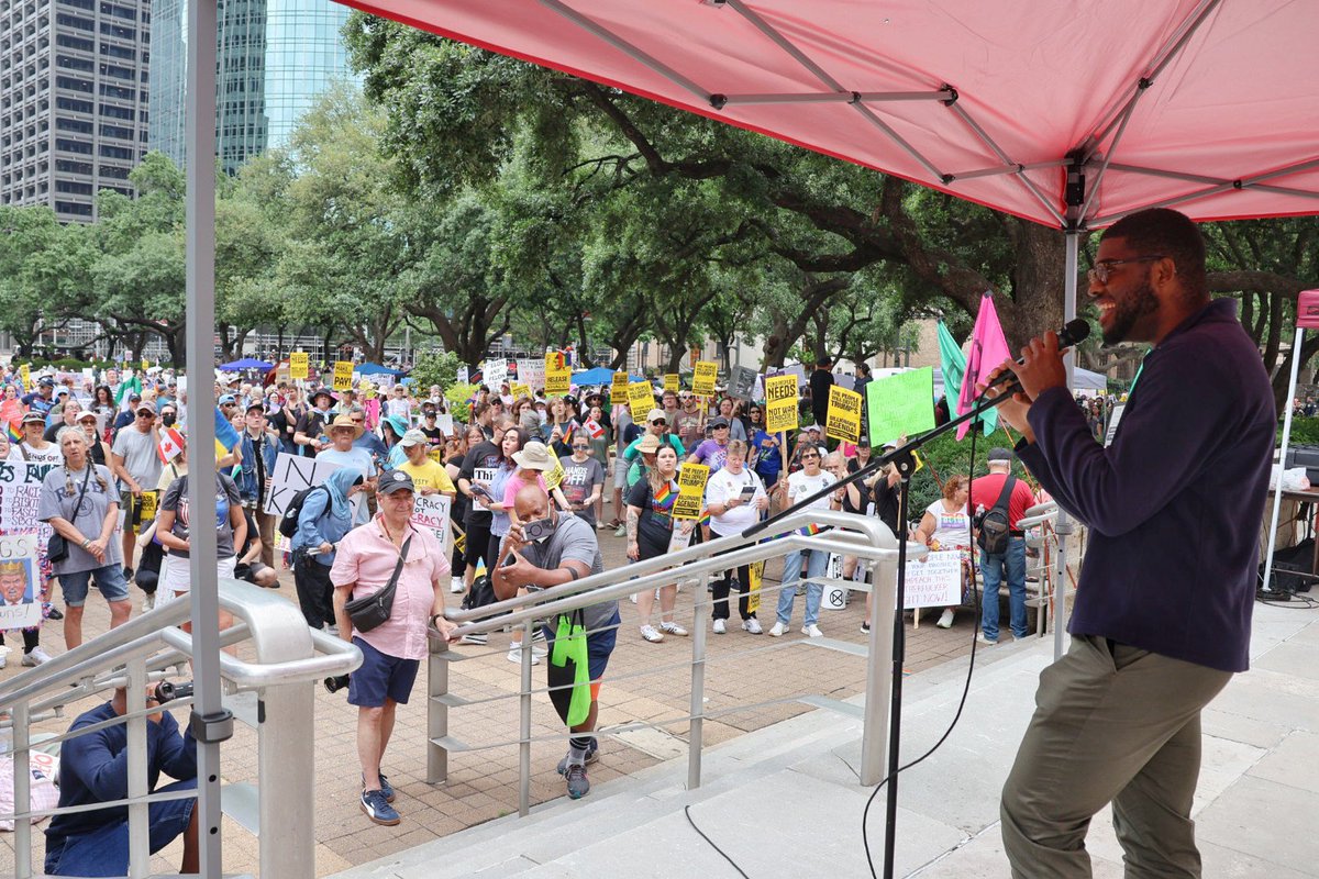 We’re back rallying again today to tell this corrupt “President” we’re not going anywhere.

He’s destroying our economy and making our country weaker every day.

So if he think we’re going to bend the knee to a wannabe tyrant, he’s got another thing coming. TIME TO FIGHT BACK!