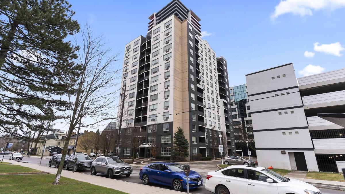 Check out this home! Freshly painted 2-bed, 2-bath executive condo on the 14th floor with stunning sunset views! Carpet-free, move-in ready with in-suite laundry, new dishwasher, and updated appliances. Enjoy an open layout, .. marta-milton.cb1.info/lep02z