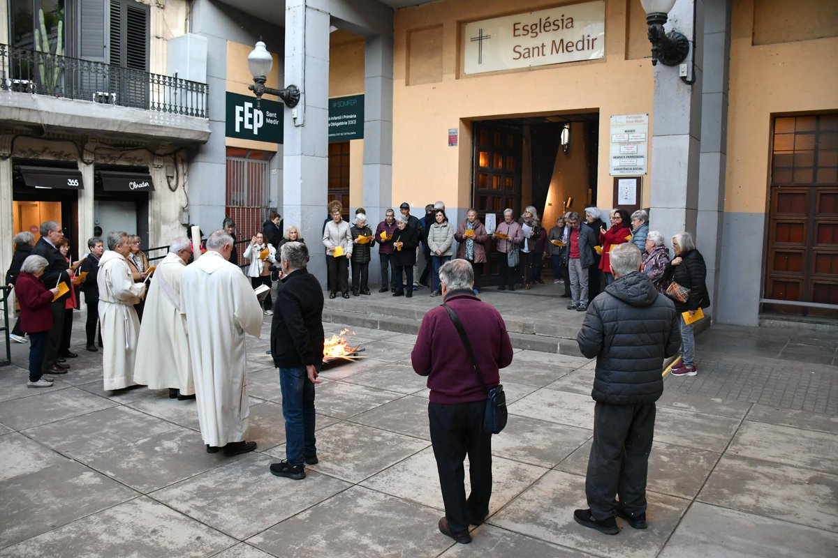 sants3radio's tweet image. Com cada #SetmanaSanta, aquest vespre us hem ofert en #directe per 📻#Sants3Ràdio la tradicional missa Vetlla Pasqual de la Parròquia de @SantMedir del barri de la Bordeta.⛪️

#BonaPasqua santsencs i santsenques!

Podeu recuperar la retransmissió👇
🔊open.spotify.com/episode/53q8uf…