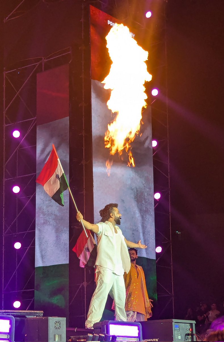 thadhasthu's tweet photo. Favourite shot of the day!
#dspconcert https://t.co/htIfS1XuXm