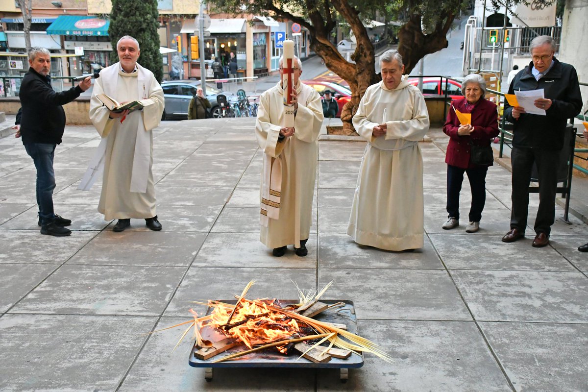 sants3radio's tweet image. Com cada #SetmanaSanta, aquest vespre us hem ofert en #directe per 📻#Sants3Ràdio la tradicional missa Vetlla Pasqual de la Parròquia de @SantMedir del barri de la Bordeta.⛪️

#BonaPasqua santsencs i santsenques!

Podeu recuperar la retransmissió👇
🔊open.spotify.com/episode/53q8uf…
