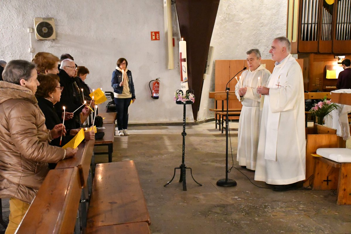 sants3radio's tweet image. Com cada #SetmanaSanta, aquest vespre us hem ofert en #directe per 📻#Sants3Ràdio la tradicional missa Vetlla Pasqual de la Parròquia de @SantMedir del barri de la Bordeta.⛪️

#BonaPasqua santsencs i santsenques!

Podeu recuperar la retransmissió👇
🔊open.spotify.com/episode/53q8uf…