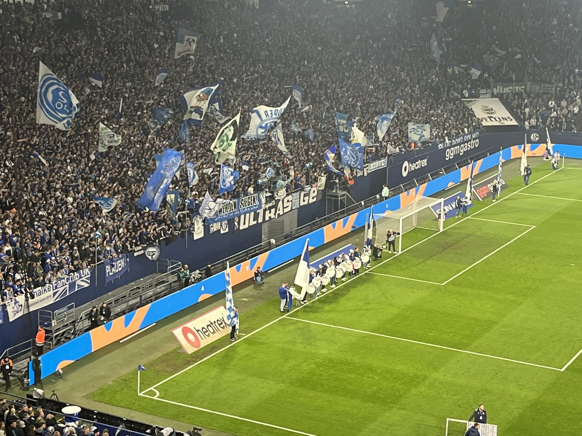 AndiErnst's tweet photo. Und die Nordkurve: „Schalke ist der geilste Klub der Welt.“ Und: „Nie mehr erste Liga HSV.“ #S04 #S04HSV 2:2 https://t.co/e21yuCZOgW
