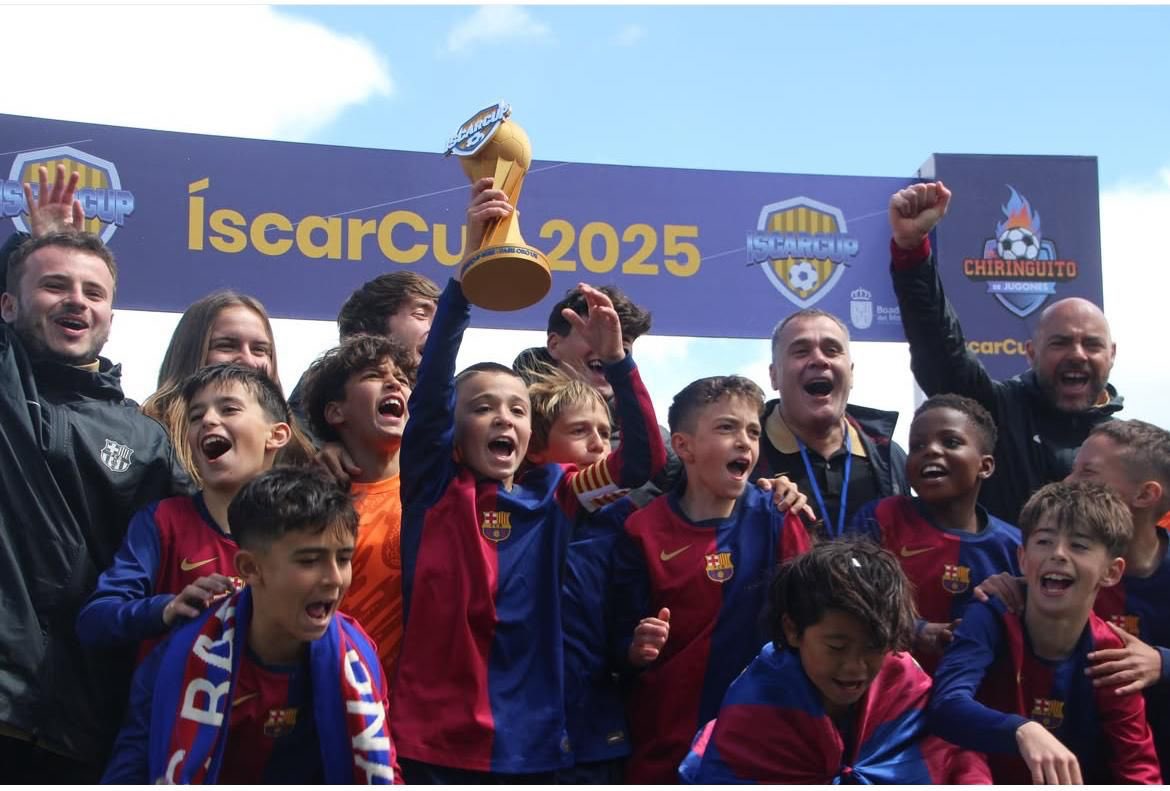 jordi_p35's tweet photo. Campions de la @IscarCup
Enhorabona EQUIP ❤️💙🏆
No deixeu mai de creure i de gaudir jugant com ho feu. #Sub11A @FCBmasia https://t.co/ZH8X1w36Hn