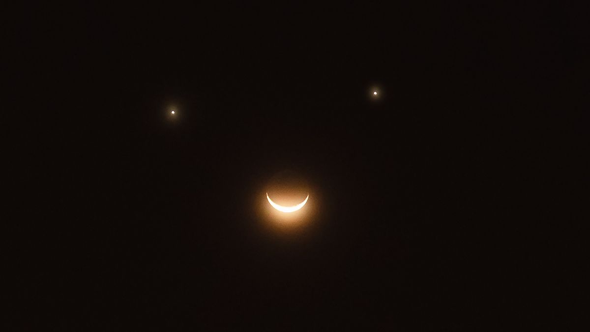 Eyaaaad's tweet photo. يوم 25 أبريل (بعد 6 أيام) نحن على موعد مع حدث كوني نادر سنرى فيه 3 أجرام سماوية تشكّل وجهاً مبتسماً في السماء.

- الهلال على شكل فم مبتسم
- كوكب الزهرة مكان العين اليمنى
- كوكب زحل مكان العين اليسرى

هذه ظاهرة فلكية نادرة تُعرف باسم "الاقتران الثلاثي". https://t.co/g6N6I0TVD7