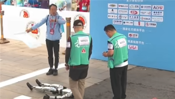 East_Pulse's tweet photo. #Unitree clarifies its G1 robot in marathon wasn't using its tech: "We didn't participate - third parties used their own algorithms. Robot performance varies by operator skill." https://t.co/fVT0C0aCyz