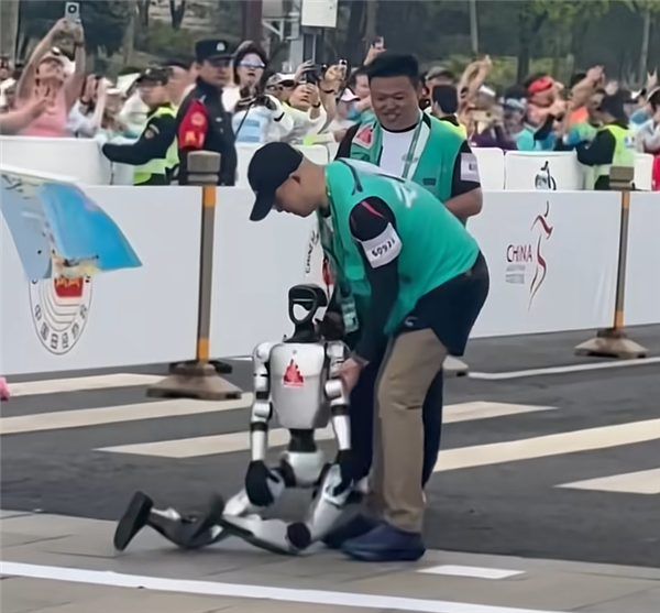 East_Pulse's tweet photo. #Unitree clarifies its G1 robot in marathon wasn't using its tech: "We didn't participate - third parties used their own algorithms. Robot performance varies by operator skill." https://t.co/fVT0C0aCyz