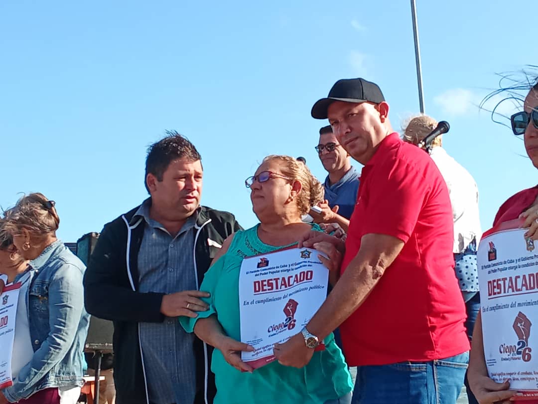 El Colectivo de la Empresa Filial de Conservas en #CiegodeAvila recibió la condición de DESTACADO en el cumplimiento del movimiento político #CiegoEn26.  ¡Muchas felicidades!
#LatirAvileño #SinPerderUnDía <a href="/DiazCanelB/">Miguel Díaz-Canel Bermúdez</a> <a href="/JHGcasanova/">julio Heriberto Gómez Casanova</a> <a href="/MMarreroCruz/">Manuel Marrero Cruz</a>