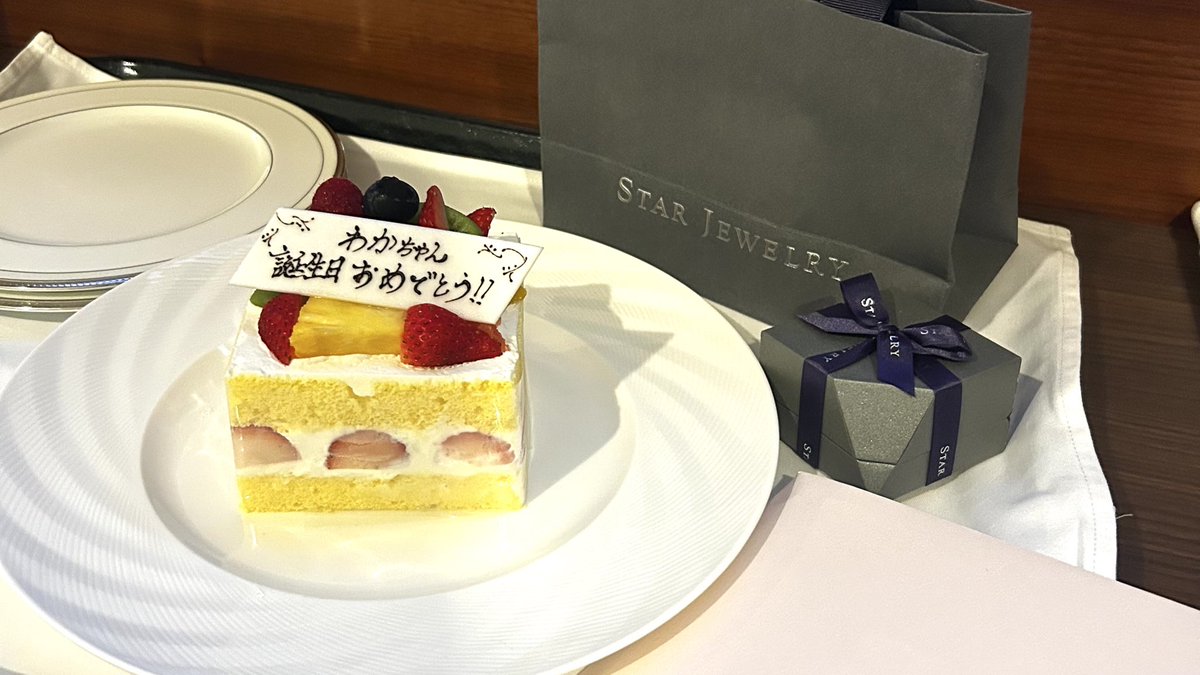 79__boc's tweet photo. HAPPY

4/14、誕生日迎えました！
素敵なお祝いしてもらった🎂 https://t.co/uzy2dGPEZ5