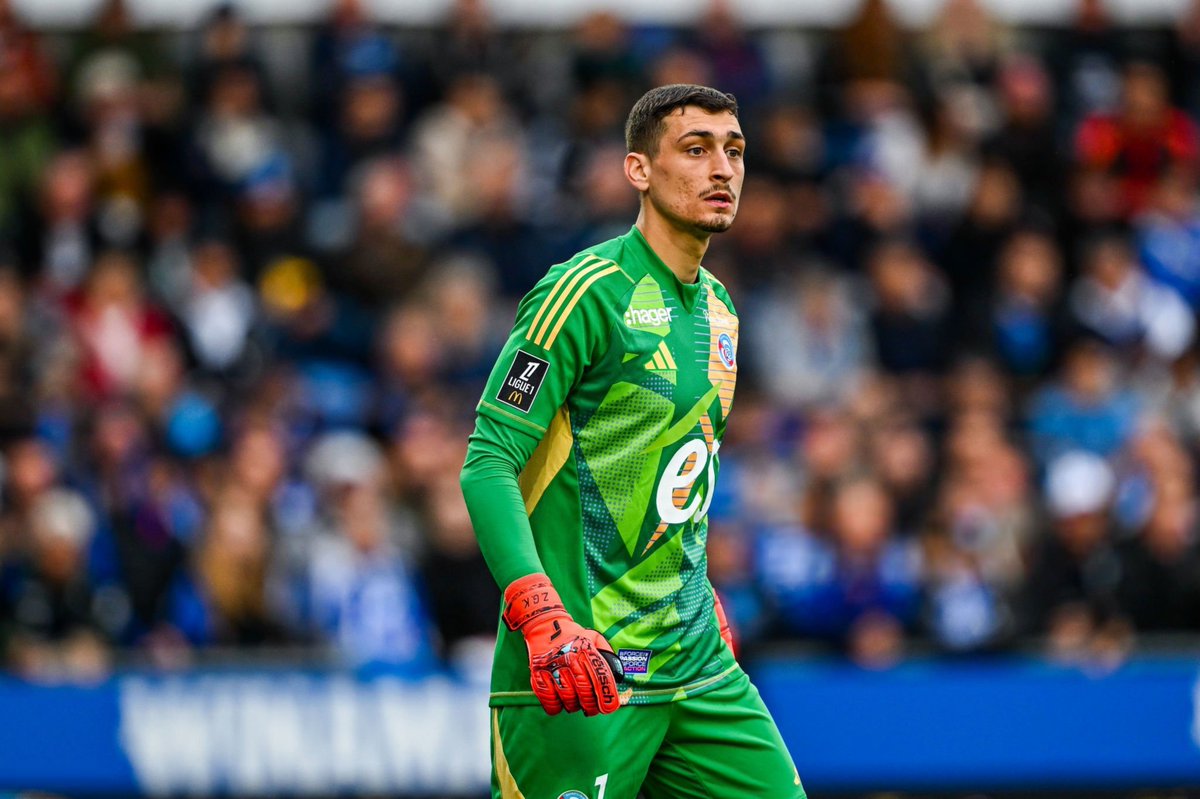 Bluecoxtra's tweet photo. 🎙️ Liam Rosenior: "Petro (Dorde Petrović) is magnificent, if you have an incredible striker and goalkeeper, you have a great chance of winning in football. He has a strong presence and authority, which is important for us."
@RCSA | #ASMFCRCSA | #BlueCo https://t.co/zknDDUA8Bd