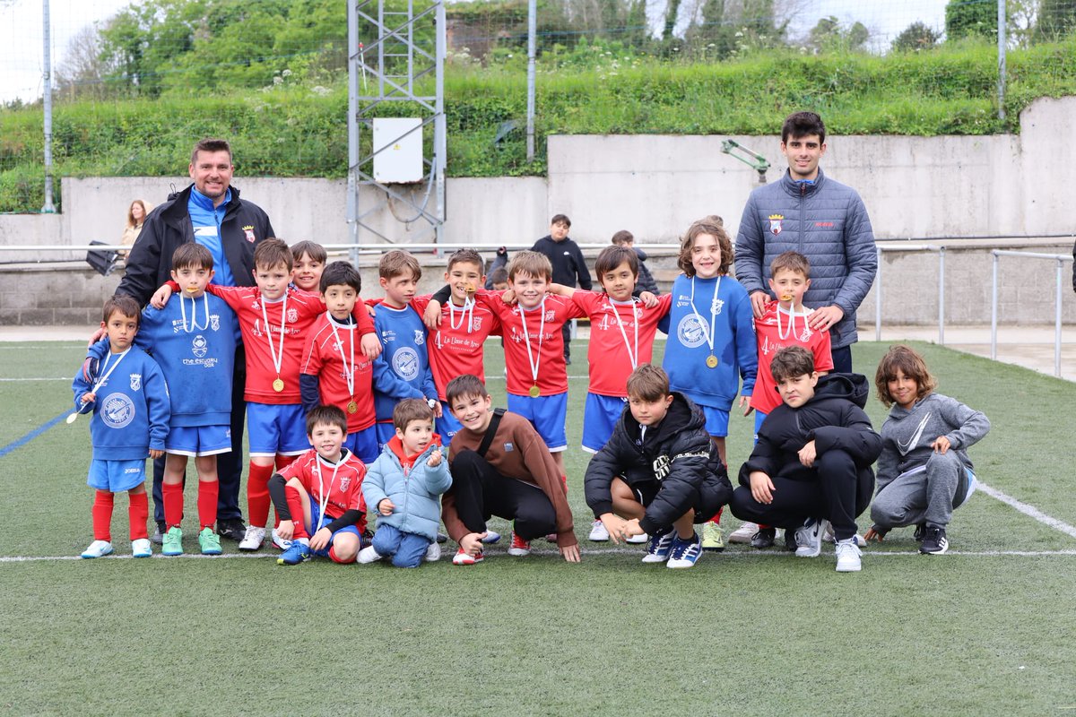 Numanciares's tweet photo. #futbolbase #f8 Resumen
⚽️ 🔴🔵 Los equipos de #prebenjamines y #alevines, llegaron a cuartos de final en el X Torneo Concello de Mugardos.
Agradecer al @GaliciaMugardos la invitación y felicitar a todos los participantes en el torneo.
#ForzaNuman
#AupaNumancia
#somosNUMAN https://t.co/iZQP8gXwq4