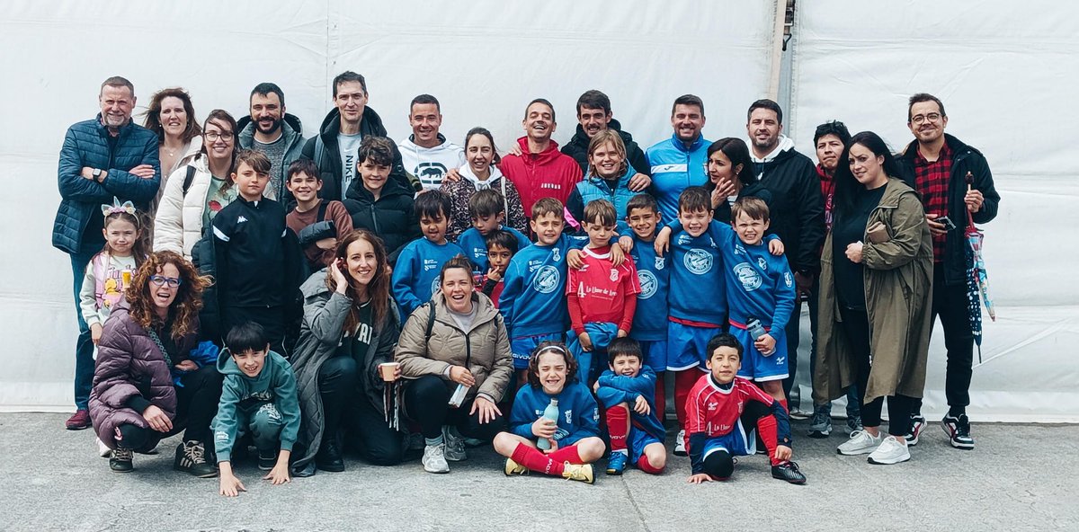 Numanciares's tweet photo. #futbolbase #f8 Resumen
⚽️ 🔴🔵 Los equipos de #prebenjamines y #alevines, llegaron a cuartos de final en el X Torneo Concello de Mugardos.
Agradecer al @GaliciaMugardos la invitación y felicitar a todos los participantes en el torneo.
#ForzaNuman
#AupaNumancia
#somosNUMAN https://t.co/iZQP8gXwq4