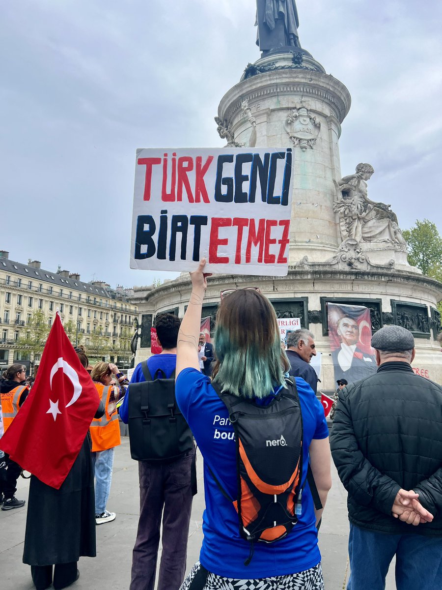DuruBarbak's tweet photo. Bugün, direnişe Paris’ten destek.
Korku duvarları bir ay önce İstanbul Üniversitesi öğrencilerinin barikatı aşmasıyla beraber yıkıldı. Mücadeleye devam. https://t.co/zNwoZFRfn8