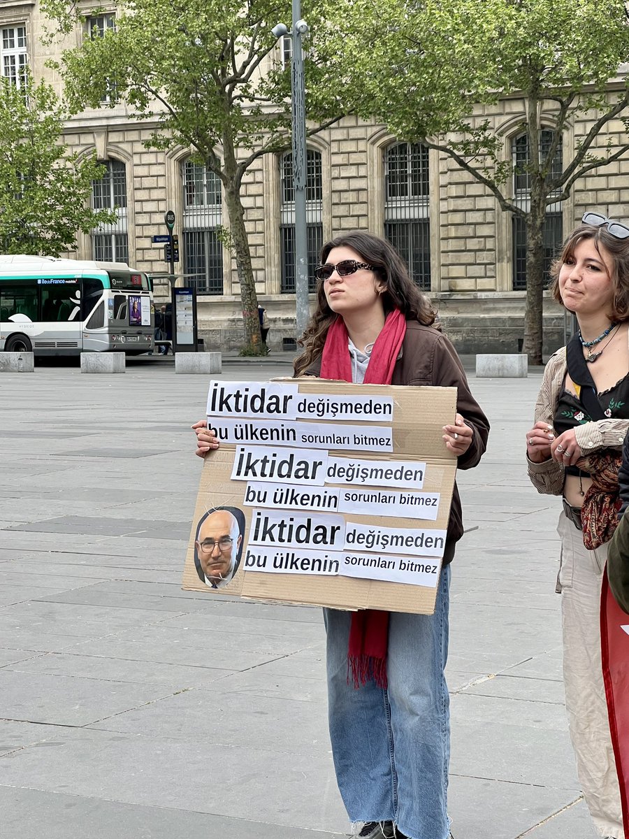 DuruBarbak's tweet photo. Bugün, direnişe Paris’ten destek.
Korku duvarları bir ay önce İstanbul Üniversitesi öğrencilerinin barikatı aşmasıyla beraber yıkıldı. Mücadeleye devam. https://t.co/zNwoZFRfn8