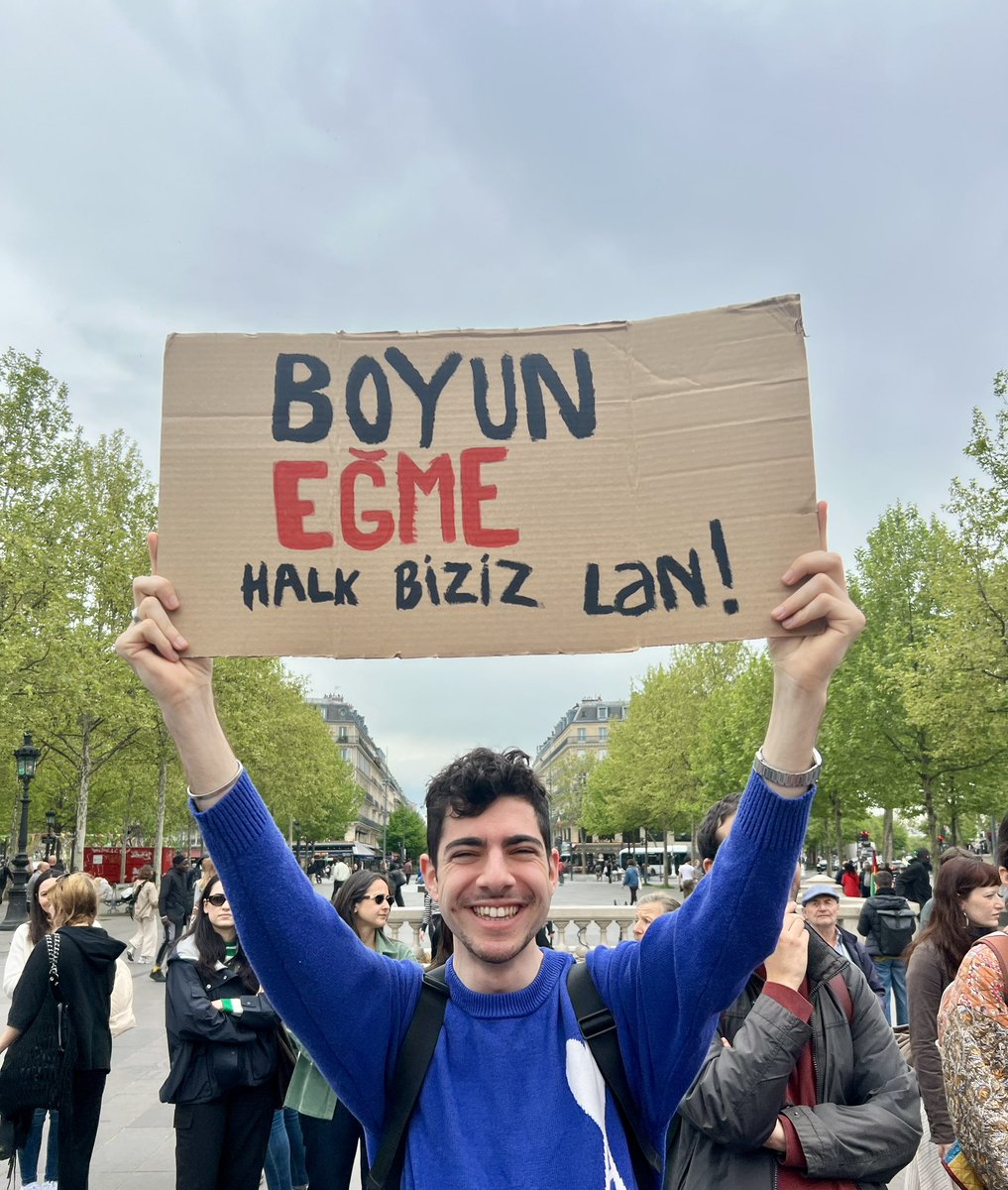 DuruBarbak's tweet photo. Bugün, direnişe Paris’ten destek.
Korku duvarları bir ay önce İstanbul Üniversitesi öğrencilerinin barikatı aşmasıyla beraber yıkıldı. Mücadeleye devam. https://t.co/zNwoZFRfn8