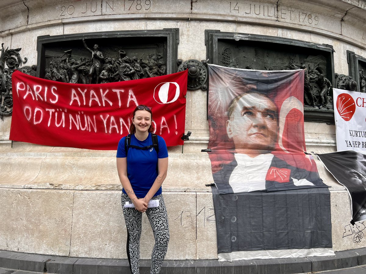 DuruBarbak's tweet photo. Bugün, direnişe Paris’ten destek.
Korku duvarları bir ay önce İstanbul Üniversitesi öğrencilerinin barikatı aşmasıyla beraber yıkıldı. Mücadeleye devam. https://t.co/zNwoZFRfn8