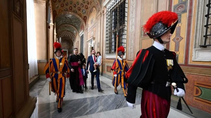 VaticanNews's tweet photo. On Saturday morning, the Vice President of the United States, JD Vance, was received at the Secretariat of State by Cardinal Pietro Parolin. Discussions focused on peace, religious freedom, freedom of conscience and migration
Read more: https://t.co/d74DDnyoO2… https://t.co/ISBYEC8bFC