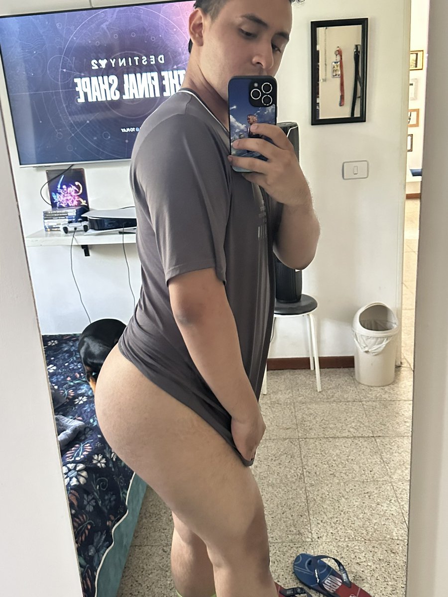 BrayanFrancoO's tweet photo. Llegando de entrenar 🍑🦵🏼 sudado y caliente, al natural… imagínate como rebotan de rico 🫡 #bigass #twink https://t.co/hc9SNI3Eua