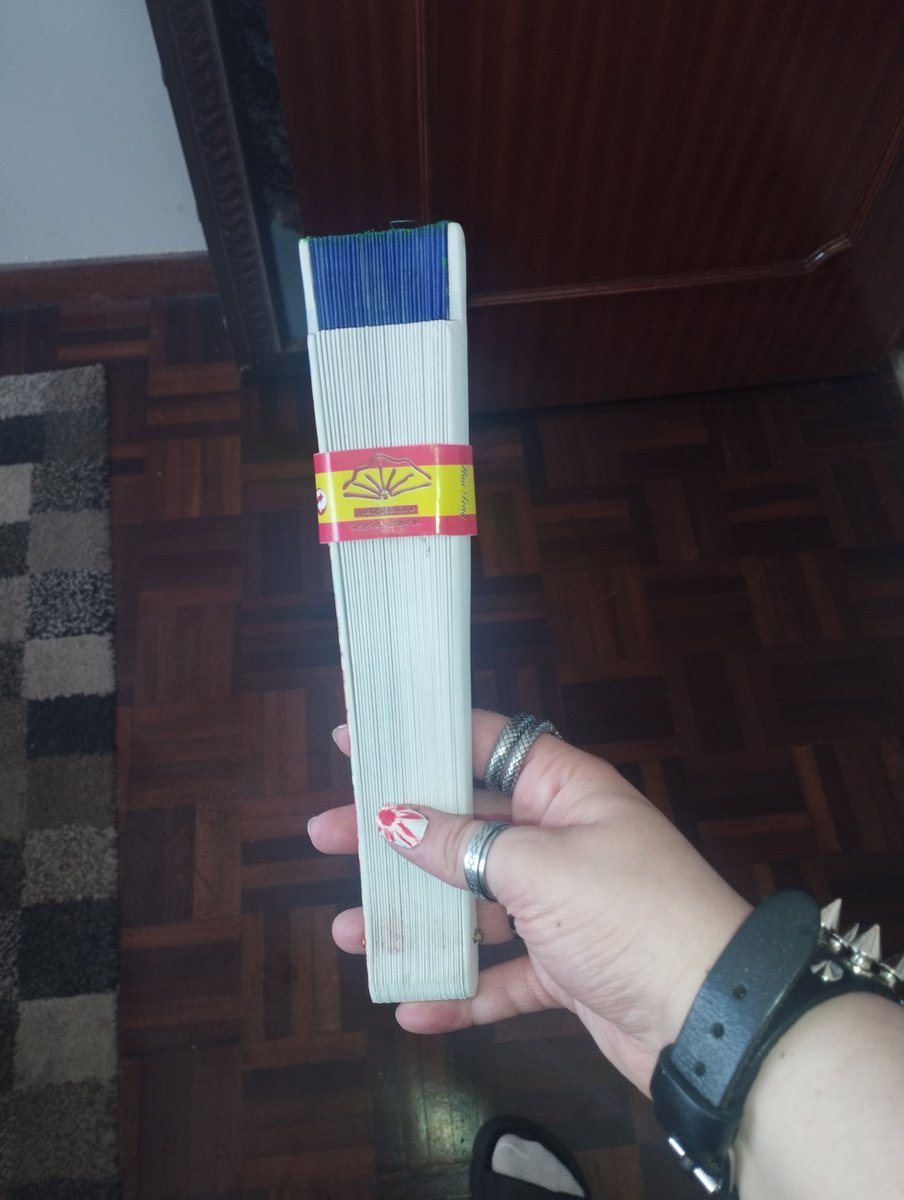 OberitaRiki's tweet photo. I brought some Spanish stuff :3
An Indian fan (A.k.a Abanico) and perfume!<3
🪭🪬♟️🌸💨✨
.
#fan #mandalaart #indianfan #spanishfan #spain #ayamonte #perfume #alvarezgomez https://t.co/QaSo4VjVc1