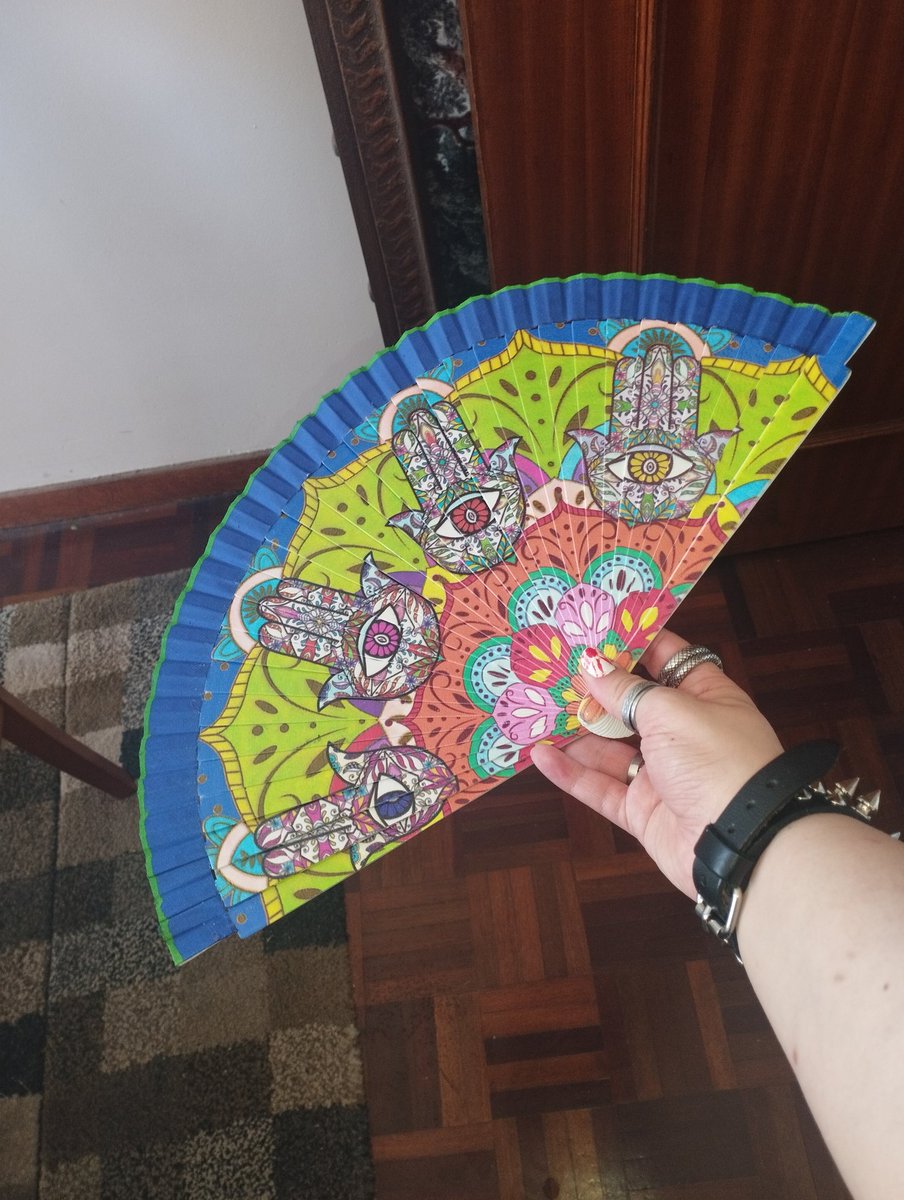 OberitaRiki's tweet photo. I brought some Spanish stuff :3
An Indian fan (A.k.a Abanico) and perfume!<3
🪭🪬♟️🌸💨✨
.
#fan #mandalaart #indianfan #spanishfan #spain #ayamonte #perfume #alvarezgomez https://t.co/QaSo4VjVc1