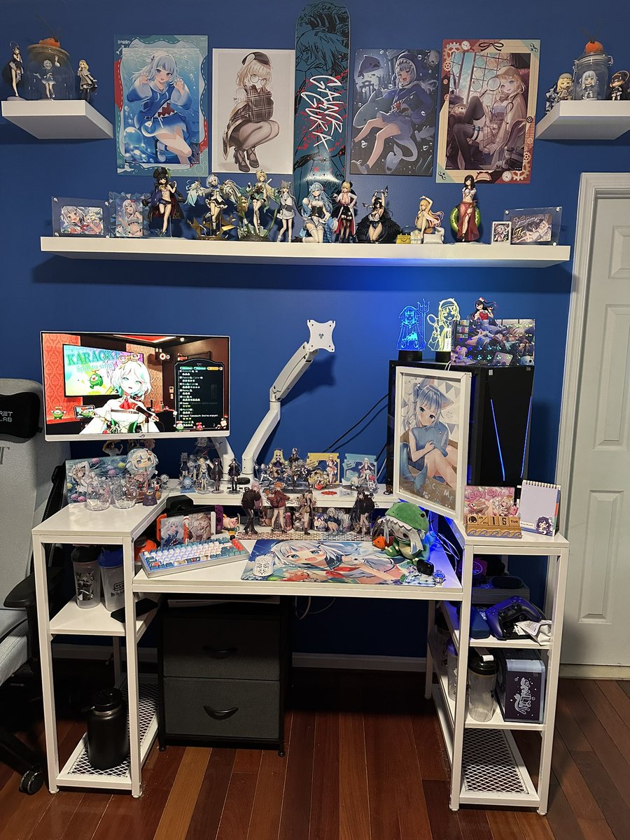 SpIashDamage's tweet photo. #MoombaGoombaRoomba Oh Shark I have had so much fun and met so many incredible people thanks to you. It was an unforgettable 4 and a half years and I’ll cherish these memories for the rest of my life.  Btw my second monitor is getting repaired so excuse the empty monitor arm. https://t.co/CmtvGZrHUg