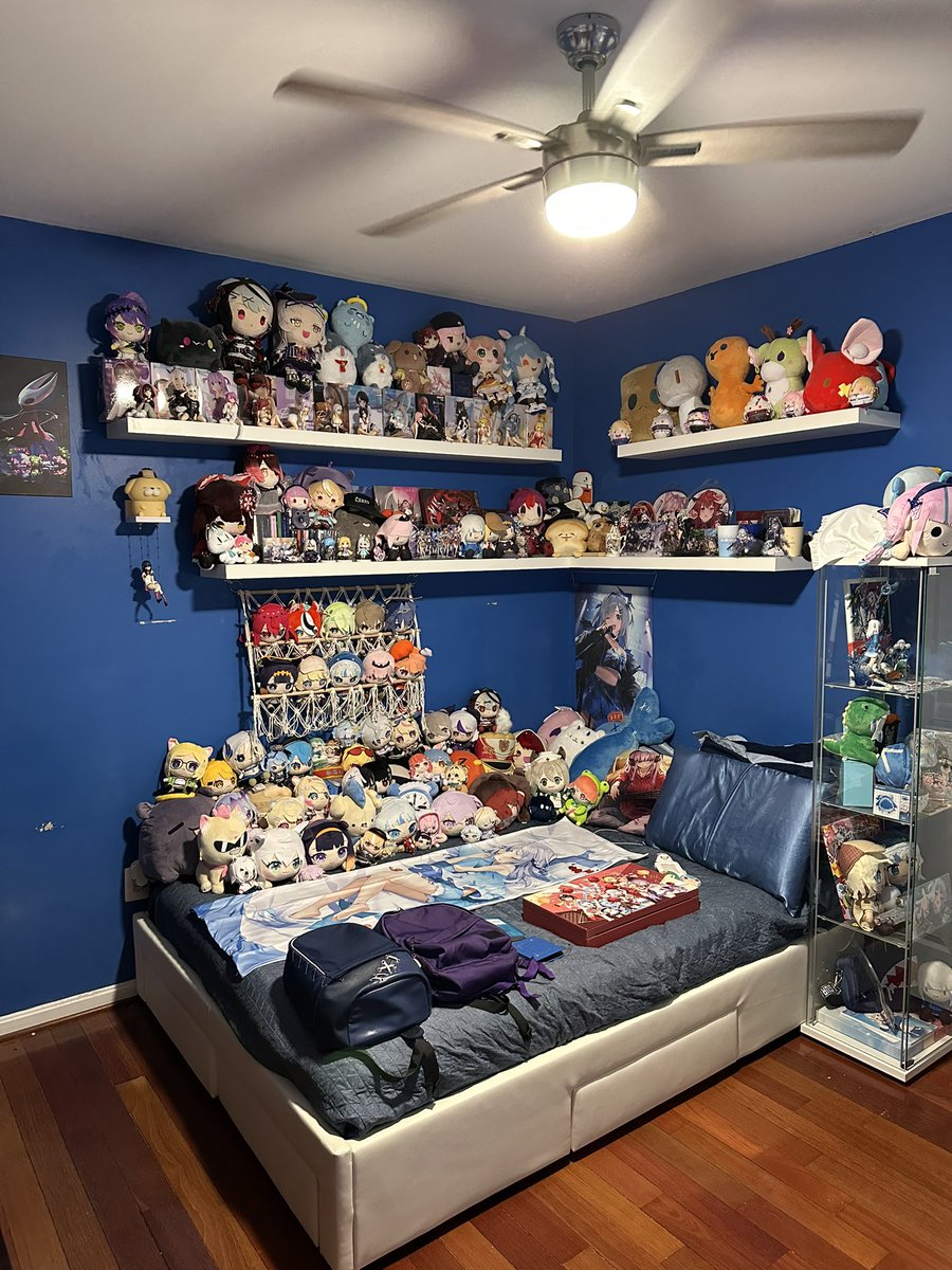 SpIashDamage's tweet photo. #MoombaGoombaRoomba Oh Shark I have had so much fun and met so many incredible people thanks to you. It was an unforgettable 4 and a half years and I’ll cherish these memories for the rest of my life.  Btw my second monitor is getting repaired so excuse the empty monitor arm. https://t.co/CmtvGZrHUg