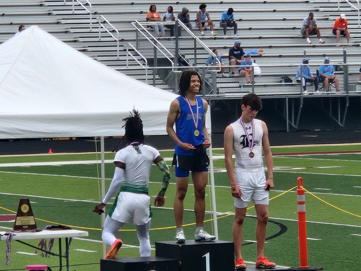 DavinNelson7's tweet photo. Congratulations, Brayden "Bubba" Williams!! 3A Region 2 300m hurdle champion!!! You made the city proud!!! https://t.co/uomnyCO2ls