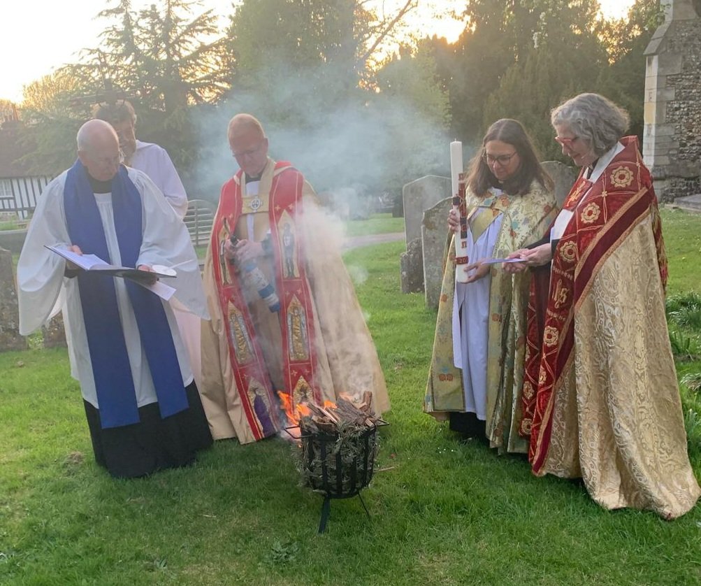 uhchaplain's tweet photo. Alleluia. He is risen! A holy bonfire and holy confetti at St Etheldreda, Hatfield. Happy Easter! 🐣🐣🐣 #ServiceOfLight @diostalbans @UniofHerts https://t.co/obuNGnPGLi