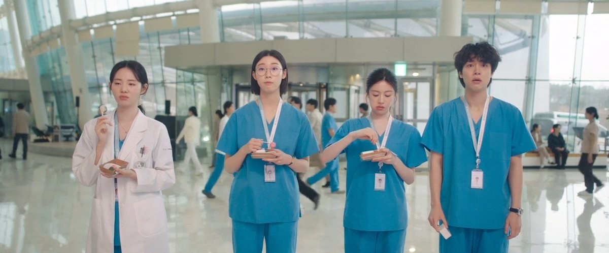 midowaparasol's tweet image. YOU GUYS!!!!!!!!!!! 😭 the patient gave namkyung 3 boxes of rice cakes. she gave the other two to sabi and yiyoung, nothing for jaeil but guess what he got instead? a [❤️] heart baekseolgi and it was from namkyung's rice cake box. 🫣

#ResidentPlaybook #ResidentPlaybookEp3