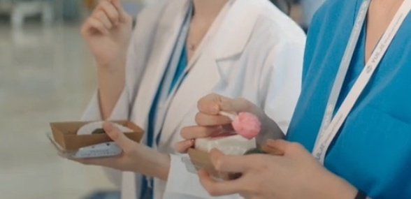 midowaparasol's tweet image. YOU GUYS!!!!!!!!!!! 😭 the patient gave namkyung 3 boxes of rice cakes. she gave the other two to sabi and yiyoung, nothing for jaeil but guess what he got instead? a [❤️] heart baekseolgi and it was from namkyung's rice cake box. 🫣

#ResidentPlaybook #ResidentPlaybookEp3