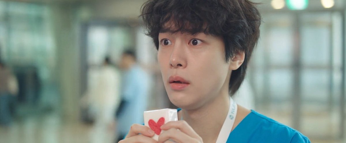 midowaparasol's tweet image. YOU GUYS!!!!!!!!!!! 😭 the patient gave namkyung 3 boxes of rice cakes. she gave the other two to sabi and yiyoung, nothing for jaeil but guess what he got instead? a [❤️] heart baekseolgi and it was from namkyung's rice cake box. 🫣

#ResidentPlaybook #ResidentPlaybookEp3