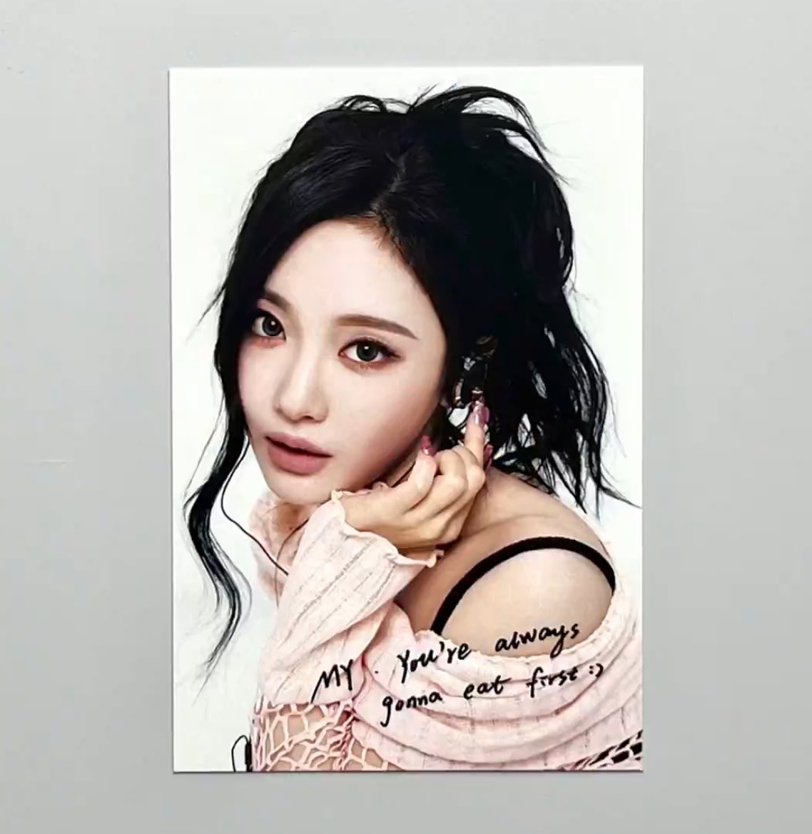 ningning’s postcard with handwritten letter from smtown live pop-up 

“MY. You’re always gonna eat first :)”

lmaooo 😭