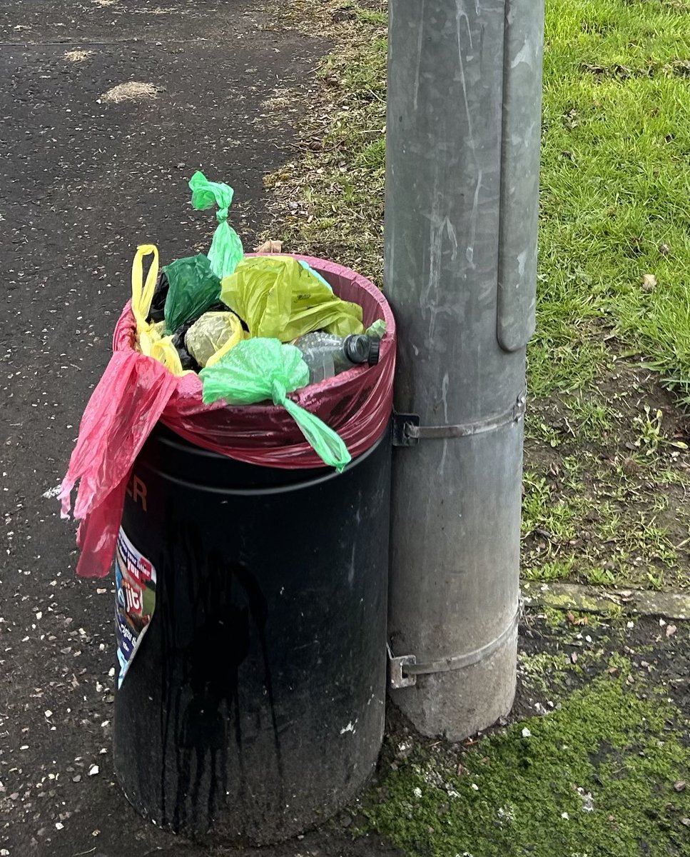 joclark74's tweet photo. @SouthLanCouncil please ask the team to empty the bin on Kirkfield Road, Kirkfieldbank. Opposite trail entrance so lots of dog walkers trying to do the right thing but overflowing bins don’t help. Thanks - location on lamppost https://t.co/VWAhqOhVL6