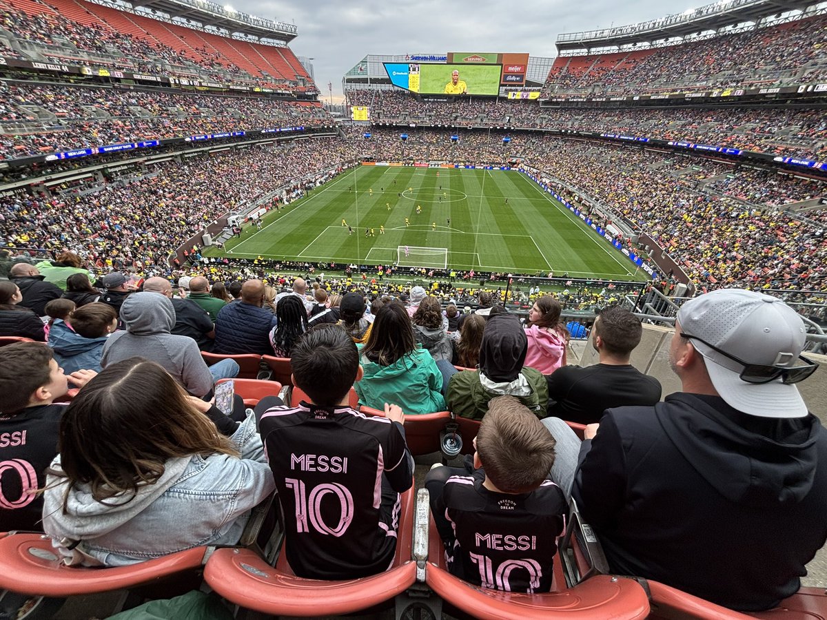 تأثير هذا الرجل لا يُصدق 😨🏟️