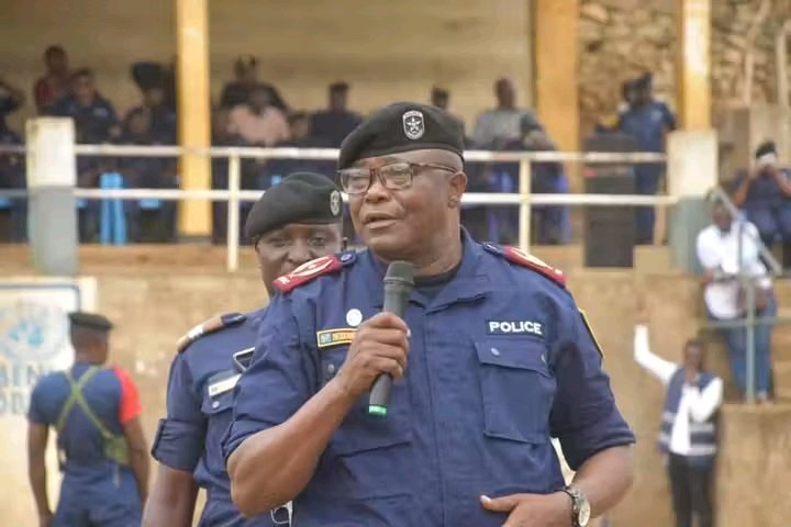 🔴 #RDC/#NordKivu : Le nouveau patron de la police, Dieudonné Makambo Gimba, avertit fermement contre la trahison, le tribalisme et les abus policiers. Lors de sa première parade à Beni, il s'engage à éradiquer ces fléaux au sein de la PNC. #Sécurité #Justice