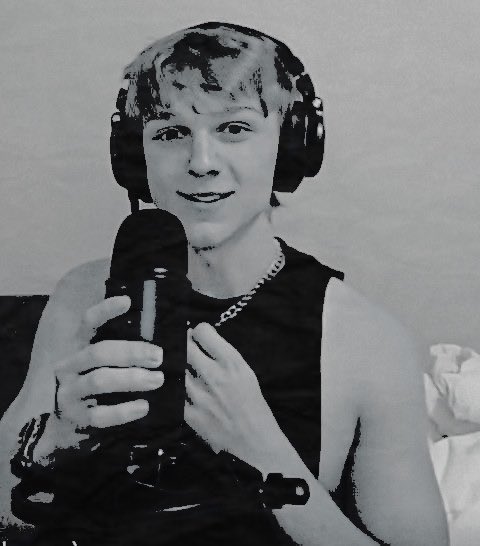 liberalplaps's tweet photo. ⸻ 🎙️ , 

after another successful stream dean was reading vile, threatening messages. 
his door left unlocked, of course. https://t.co/kN0qdW10A8