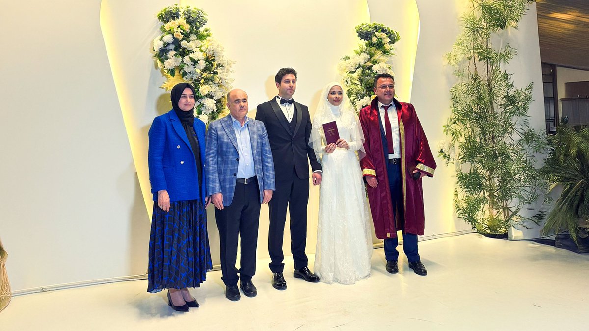 Düzce Valiliğim döneminde birlikte çalıştığımız Özel Kalem Müdürüm Akif Acar’ın kızının düğün törenine katılmanın mutluluğunu yaşadım. Yeni evli çiftimize sağlık, mutluluk ve huzur dolu bir ömür diliyorum.