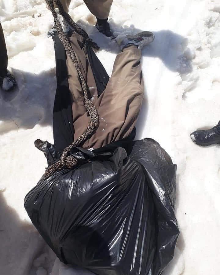 fariba312's tweet photo. مگر من از وطنم چه می خواستم؟ به غیر از نانی و گوشه ای امن و جیبی با حرمت و بارانی از عشق ! پنجره ای باز که آزادی و عشق به من دهد؟! من چه می خواستم؟ در این حد که به من ��داد برای همین نیمه شبی دری را شکستم و رفتم برای همیشه رفتم.

شیرکو بیکس

پ ن: جنازه کولبر کشته شده https://t.co/w3NsY2kgED