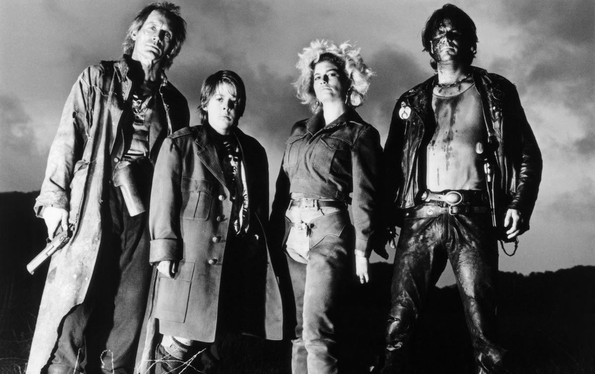 horrorlosers's tweet photo. NEAR DARK (1987) No dejaron a Kathryn Bigelow hacer su western porque no estaba de moda, así que convirtió su peli de terror en uno, con medio equipo de ALIENS (1986) como vampiros forajidos que "adoptan" a un joven cowboy en un relato fronterizo de nómadas asesinos con espuelas. https://t.co/STADHOZk2i