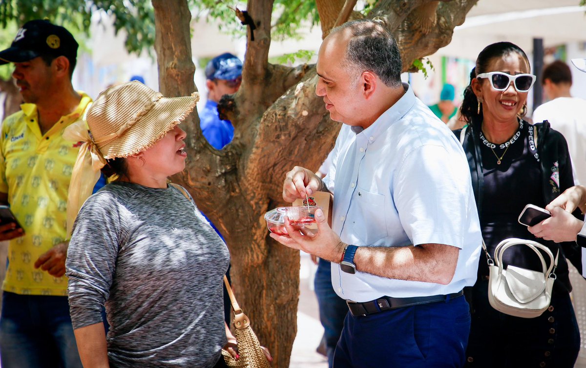 CarlosPinedoC's tweet photo. ¡Ya yo ya, mi gente! Oré, probé desde los más típicos hasta los más novedosos en la #FeriaDelDulce, en la Plaza de la Catedral, que estará hasta mañana a las 6 p.m. Una tradición que nos endulza la Semana Santa y enaltece nuestra cultura. ¡Vengan, esto está buenísimo! https://t.co/trzgyxSDBX