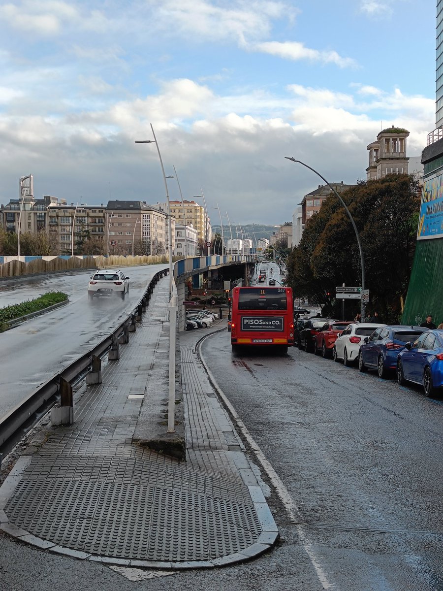 BlogBusurbano's tweet image. Pues si la #Lín11 hace parada antes de subir por Rda. de Nelle, convendría informar al @ConcelloCoruna para que "rentabilice" fardar del detalle, que junto con @TranviasCoruna tampoco aclaran esta movida (para una vez que hacen algo bien, no lo pregonan a los cuatro vientos...)🤭