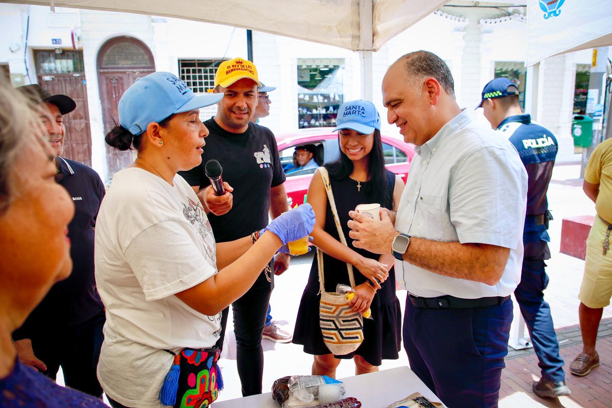 CarlosPinedoC's tweet photo. ¡Ya yo ya, mi gente! Oré, probé desde los más típicos hasta los más novedosos en la #FeriaDelDulce, en la Plaza de la Catedral, que estará hasta mañana a las 6 p.m. Una tradición que nos endulza la Semana Santa y enaltece nuestra cultura. ¡Vengan, esto está buenísimo! https://t.co/trzgyxSDBX